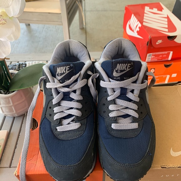 Woman’s Nike air max size 5Y - Picture 3 of 4